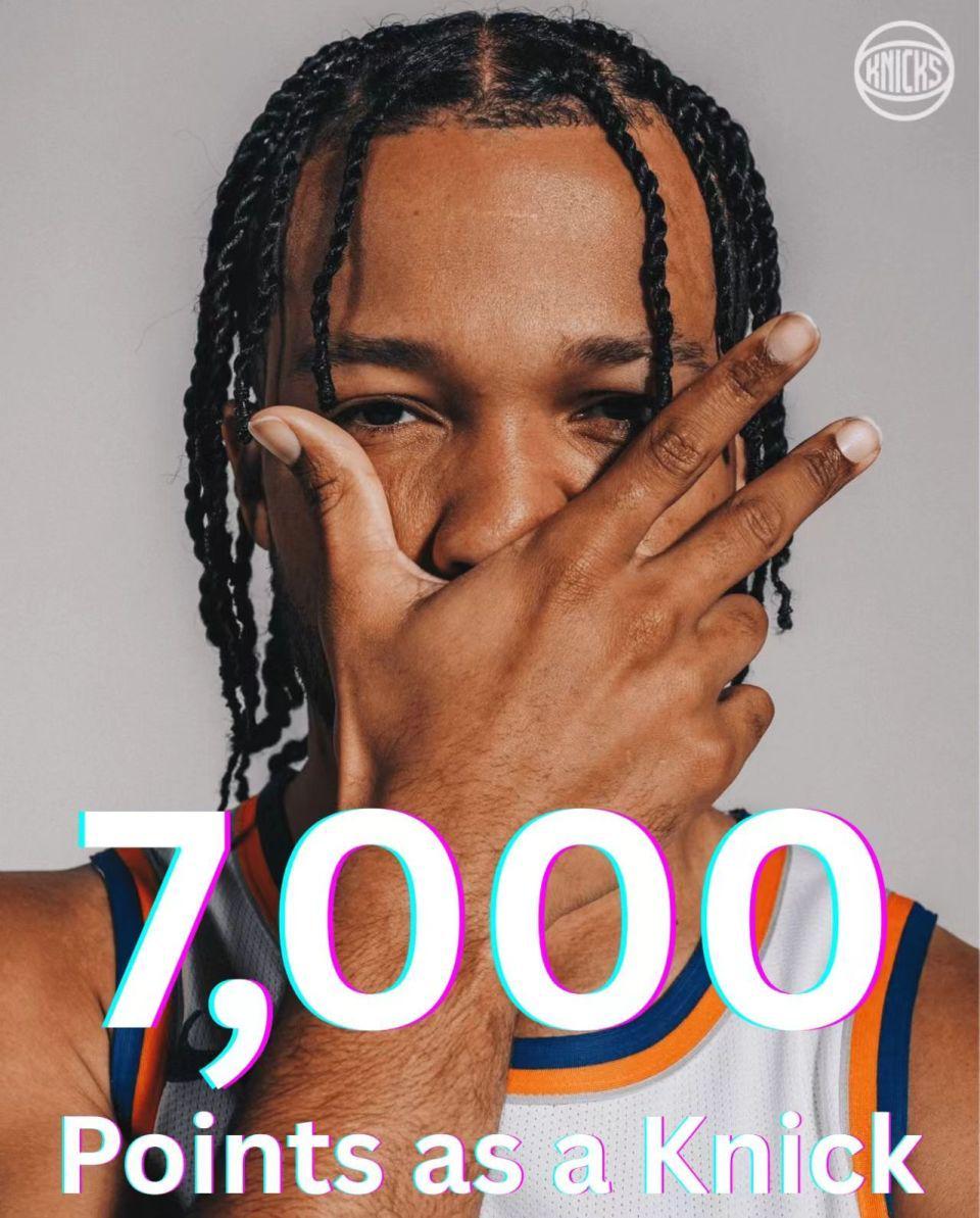 开云体育移动版-尼克斯7人上双大胜雄鹿 布伦森27+7单节22分迎7000分里程碑